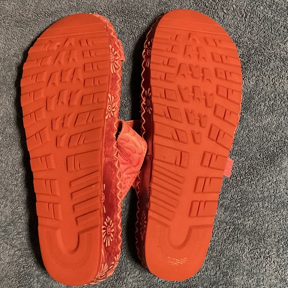 Spring Step L'ATISTE Floral Embossed Sandals - Picture 5 of 5